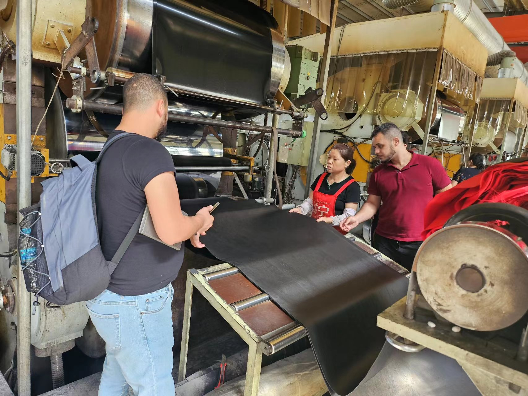 国外客商前来考察参观工厂